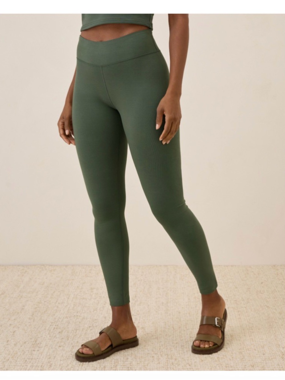 Seamless Scoop Sports Bra Crop Top & leggings in Forest Green - Picture 2 of 4